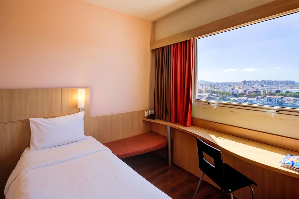 Standaard Twin kamer, 2 eenpersoonsbedden | Een minibar, een bureau, een laptopwerkplek, verduisterende gordijnen