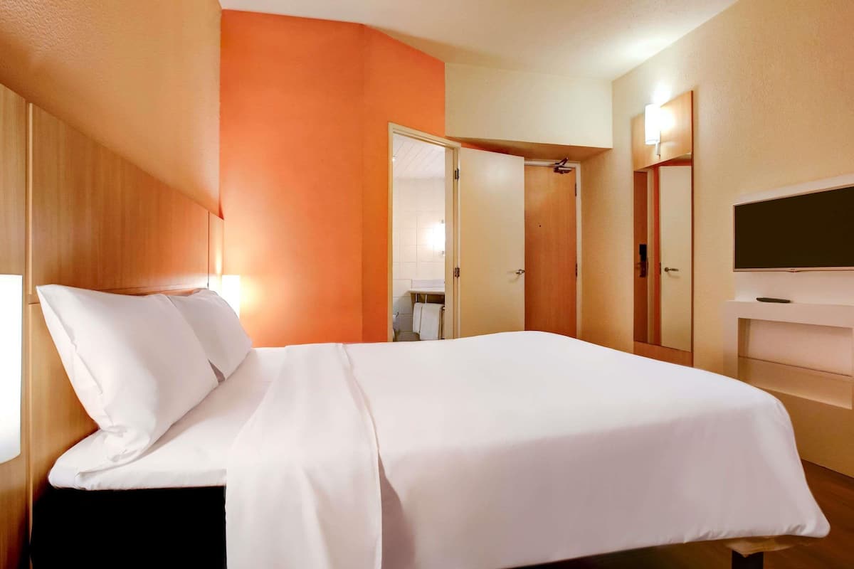 standard room, 1 double bed | minibar, desk, laptop workspace, blackout curtains