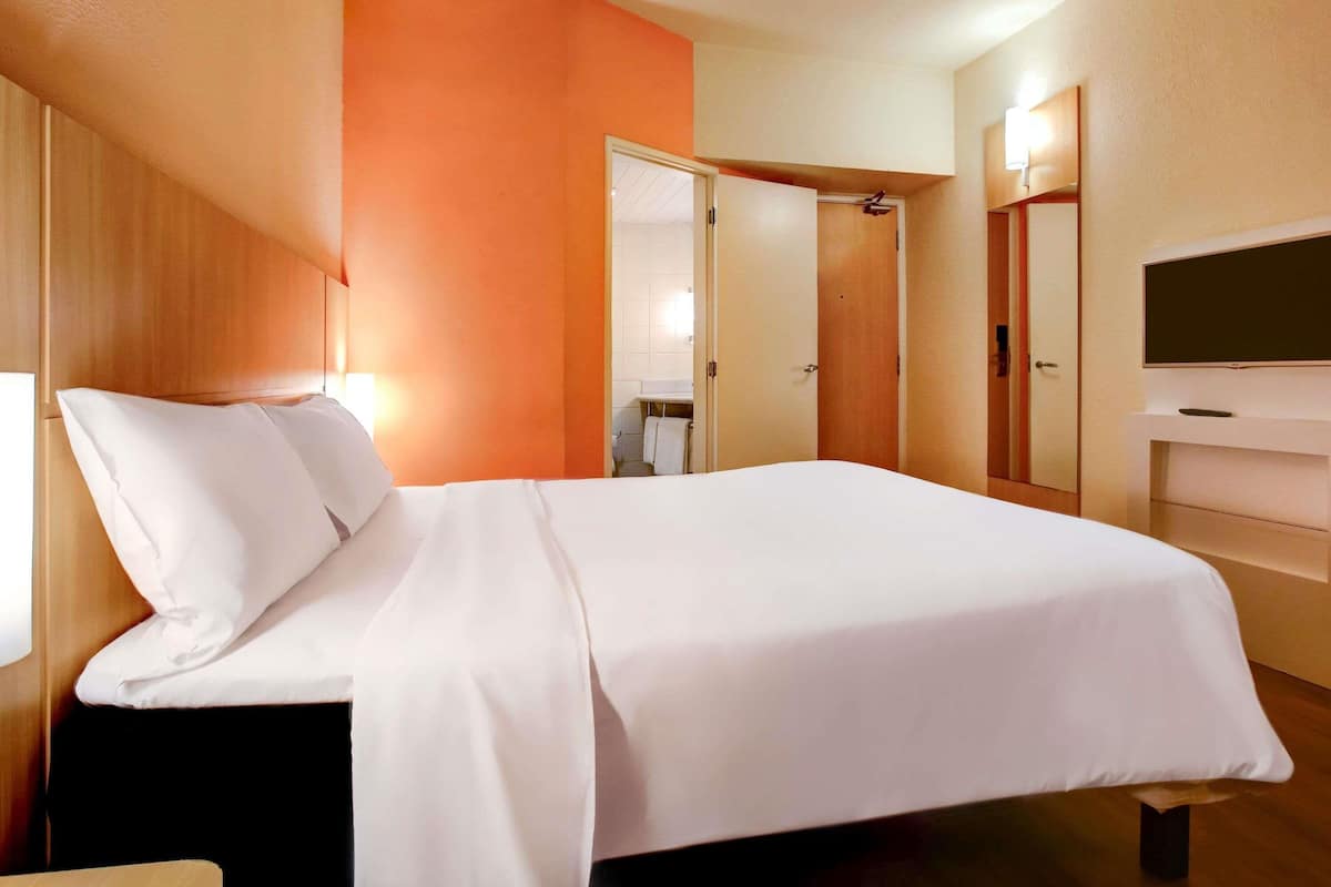 Standaard kamer, 1 tweepersoonsbed | Een minibar, een bureau, een laptopwerkplek, verduisterende gordijnen