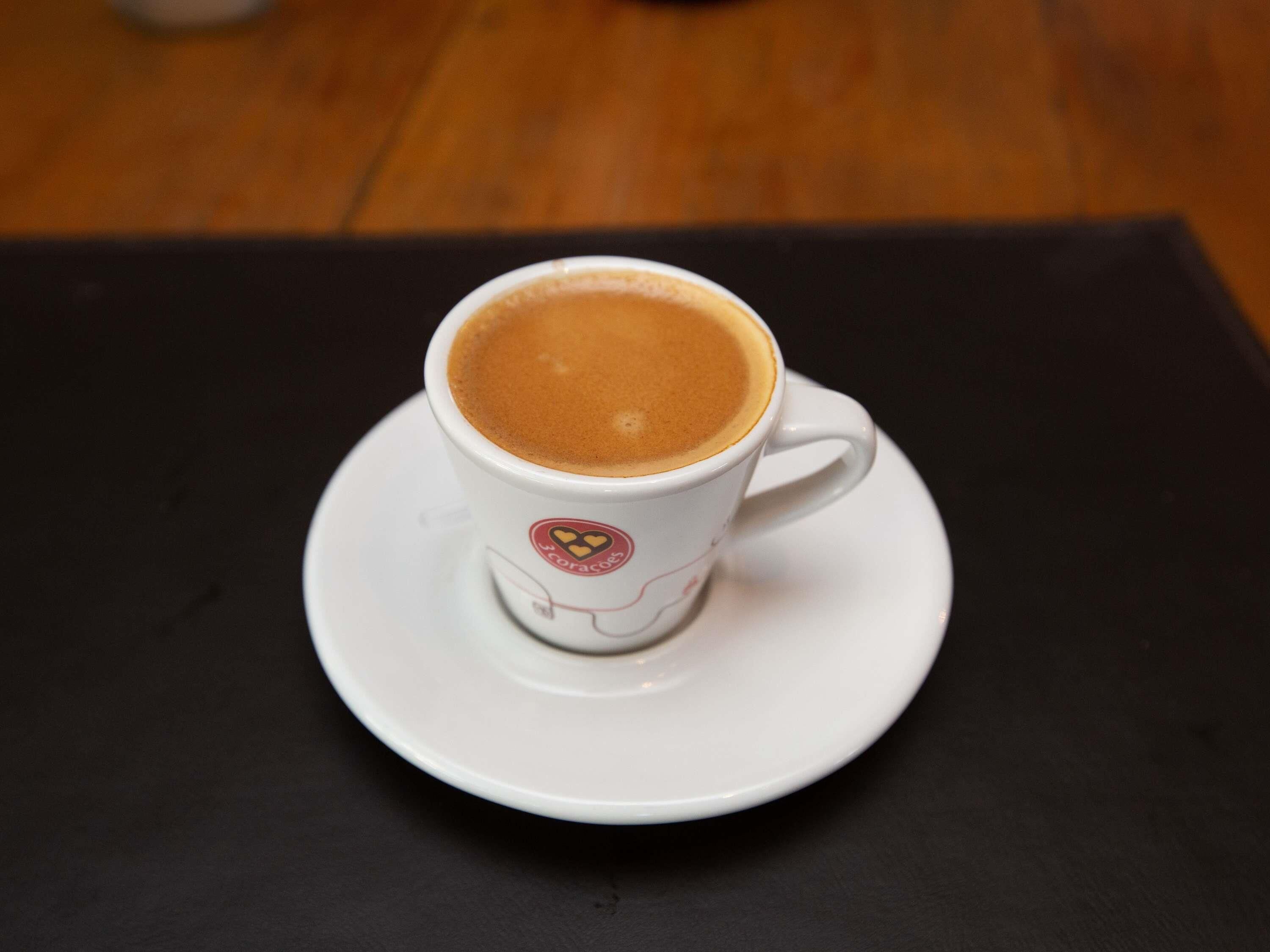 Una taza de café sobre un platito.