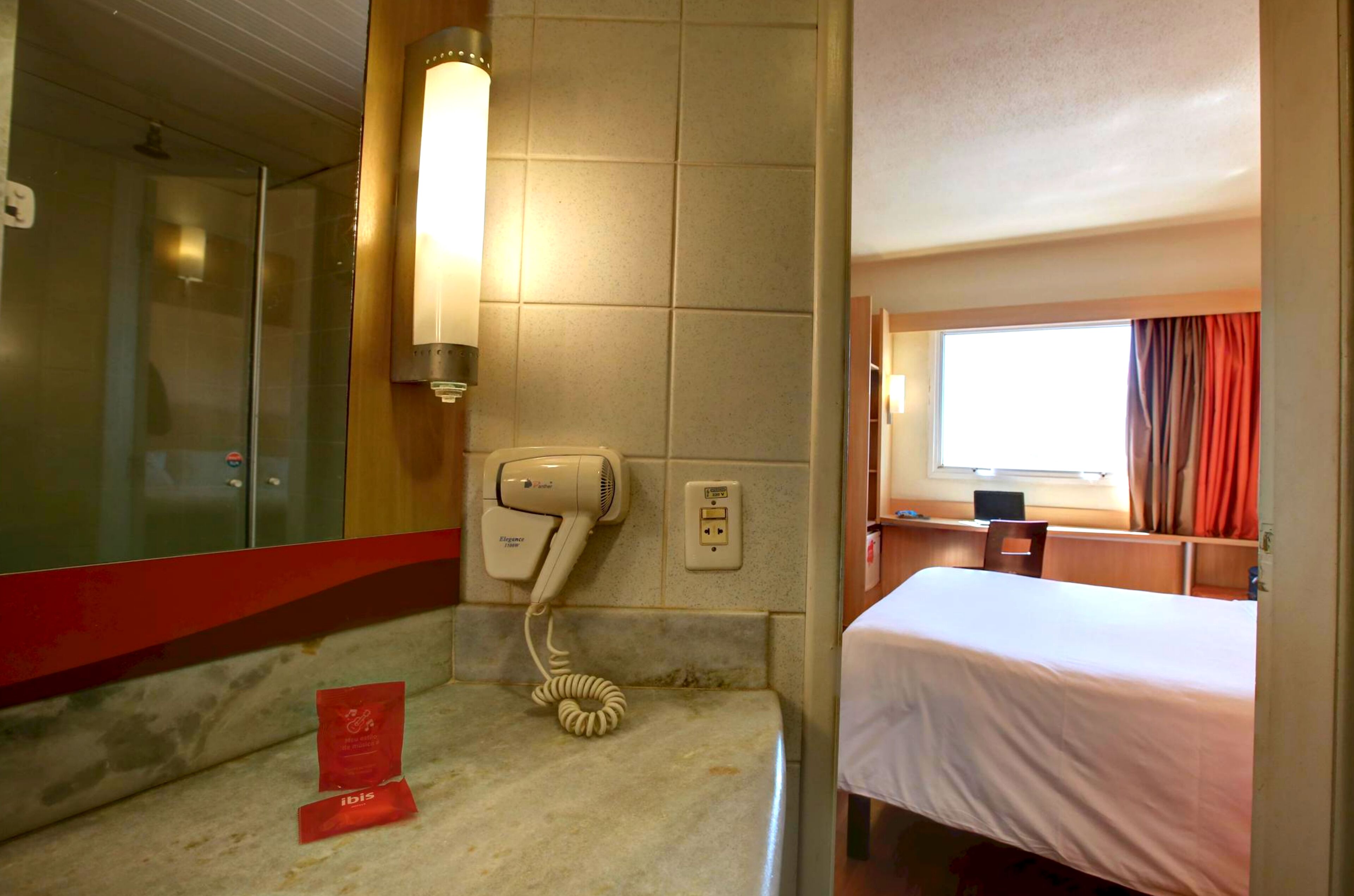 standard room, 1 double bed | minibar, desk, laptop workspace, blackout curtains