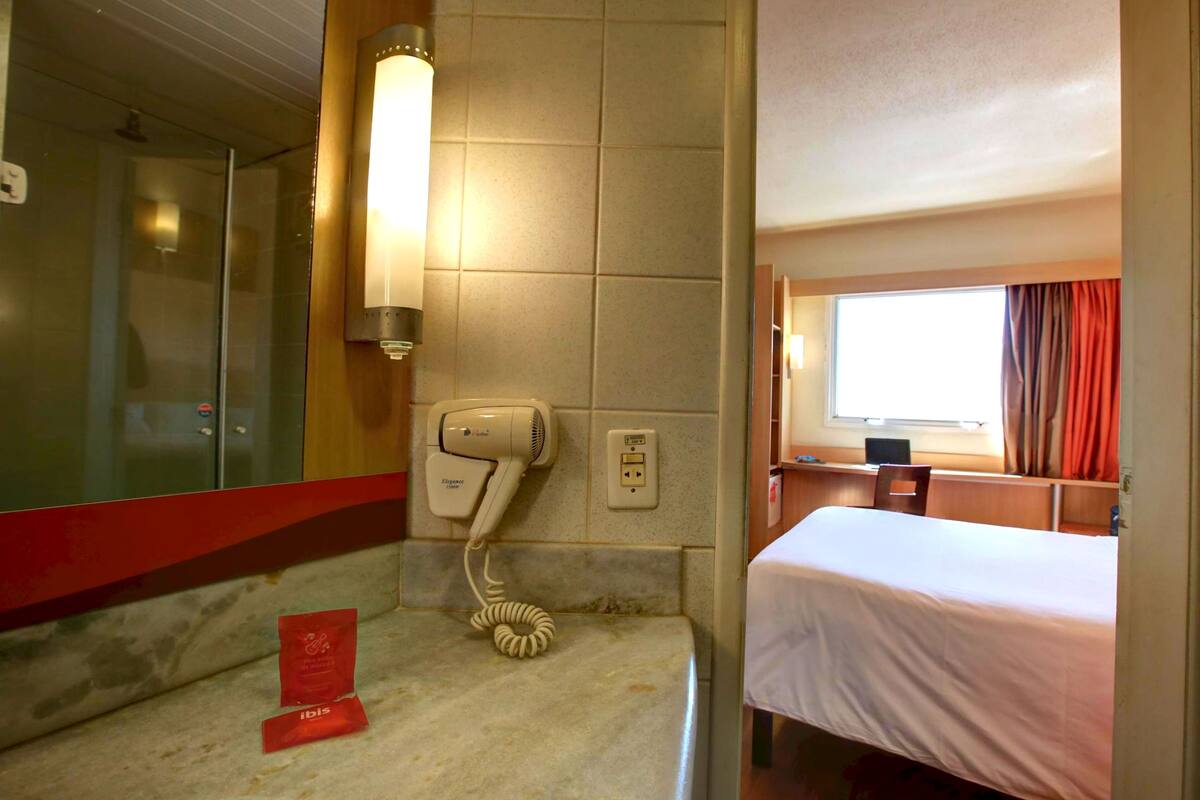 standard room, 1 double bed | minibar, desk, laptop workspace, blackout curtains