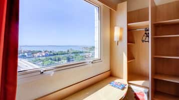 Minibar, escritorio y espacio para trabajar con laptop