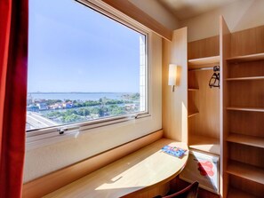 Minibar, escritorio, espacio para trabajar con un portátil