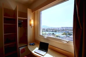 Standaard kamer, 1 tweepersoonsbed | Een minibar, een bureau, een laptopwerkplek, verduisterende gordijnen