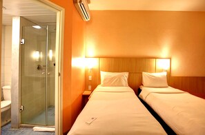 Standard-Zweibettzimmer, 2 Einzelbetten | Minibar, Schreibtisch, laptopgeeigneter Arbeitsplatz