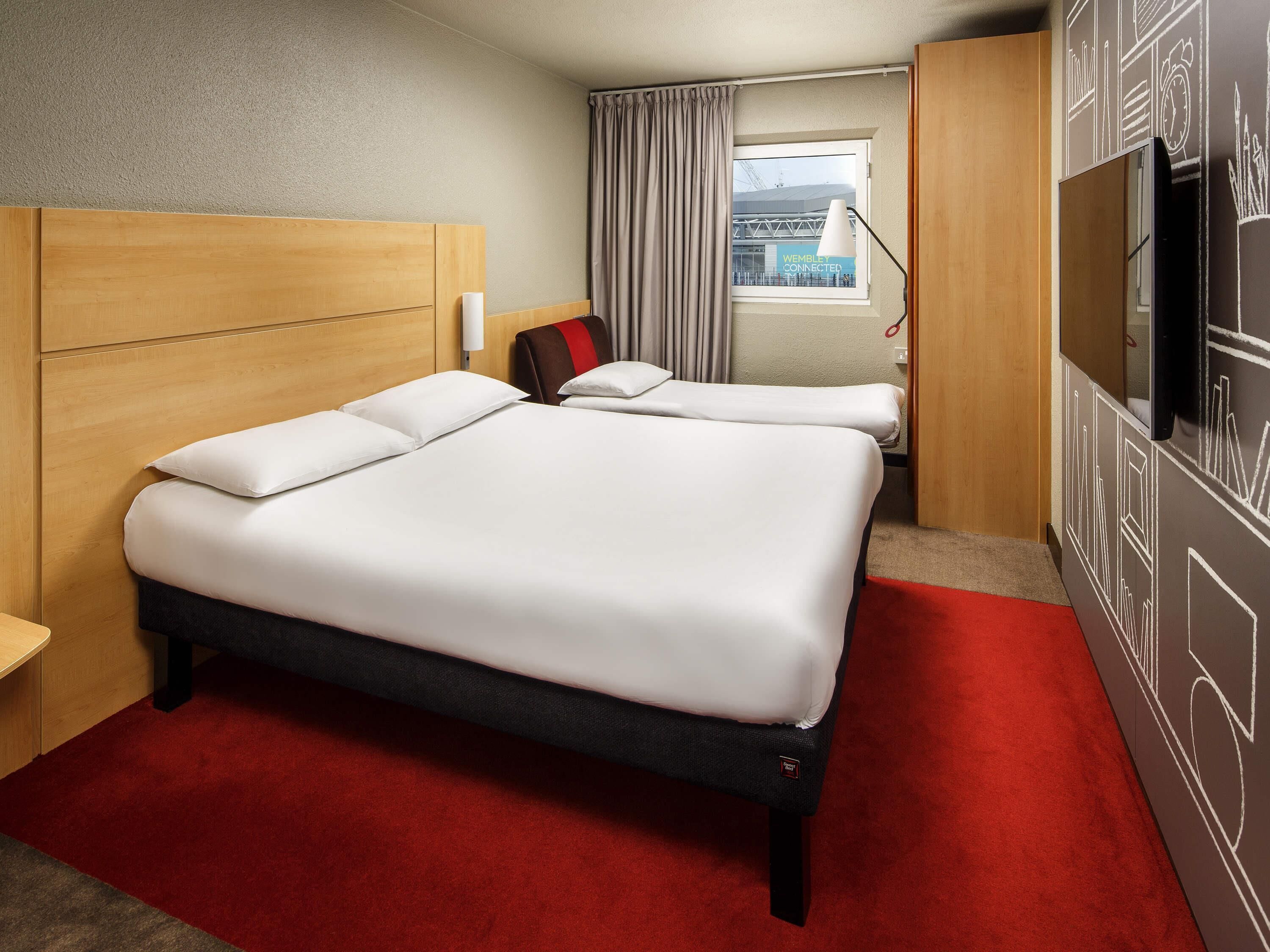Family Double Room | Hypo-allergenic bedding, desk, blackout drapes, iron/ironing board