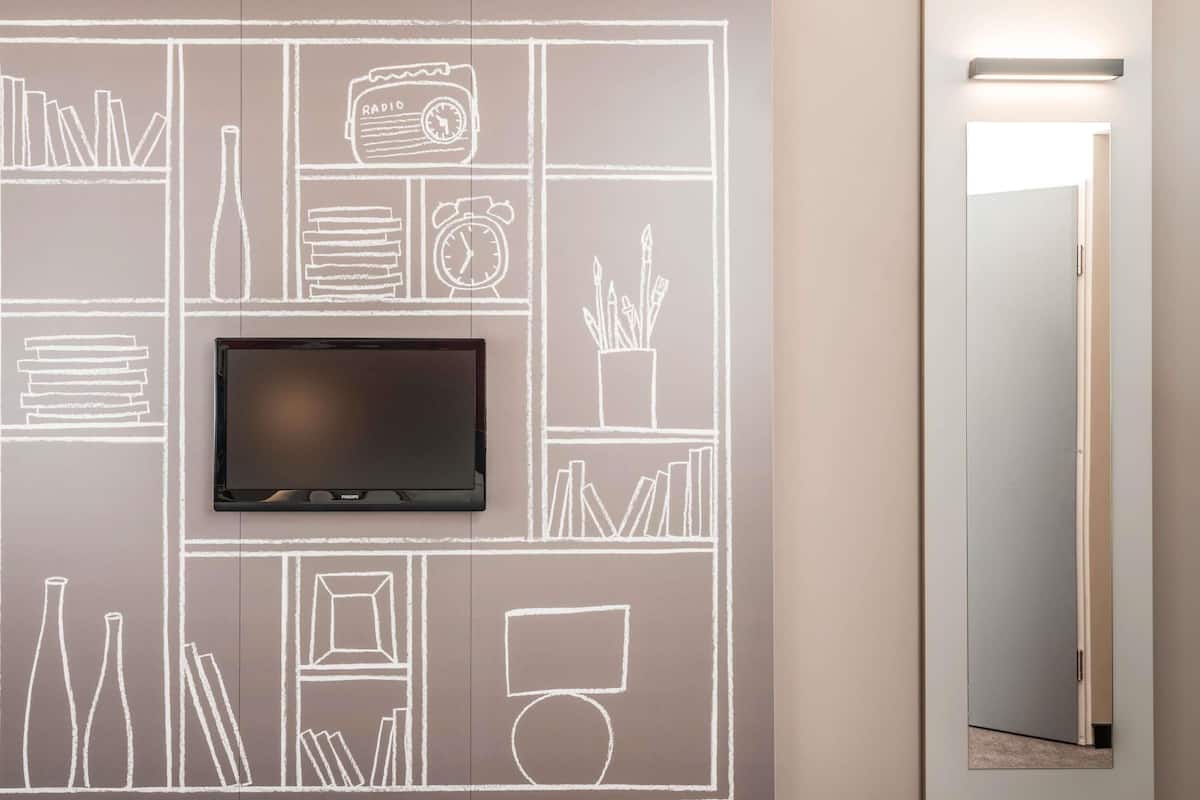 Habitación doble, 1 cama matrimonial | Ropa de cama hipoalergénica, escritorio y cortinas blackout