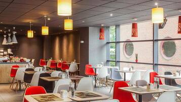 Phục vụ bữa trưa và bữa tối, đặc sản vùng