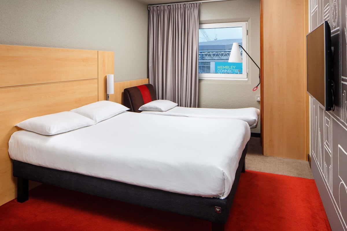 Familien-Doppelzimmer | Allergikerbettwaren, Schreibtisch, Verdunkelungsvorhänge