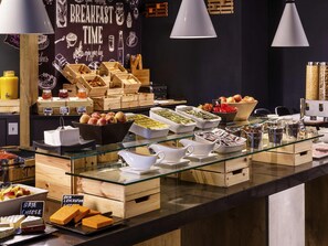 Daily buffet breakfast (GBP 13.50 per person)