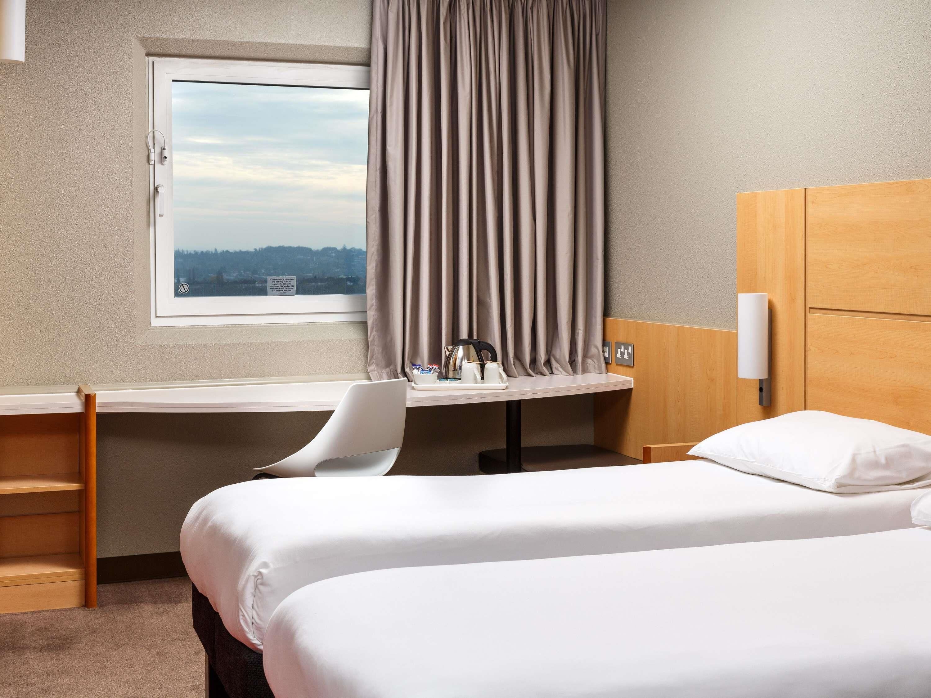 Allergitestet sengetøy, skrivebord og blendingsgardiner