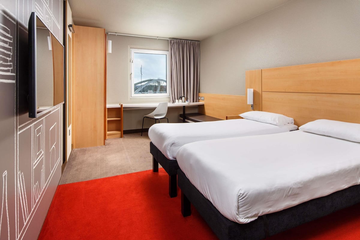 Allergikerbettwaren, Schreibtisch, Verdunkelungsvorhänge