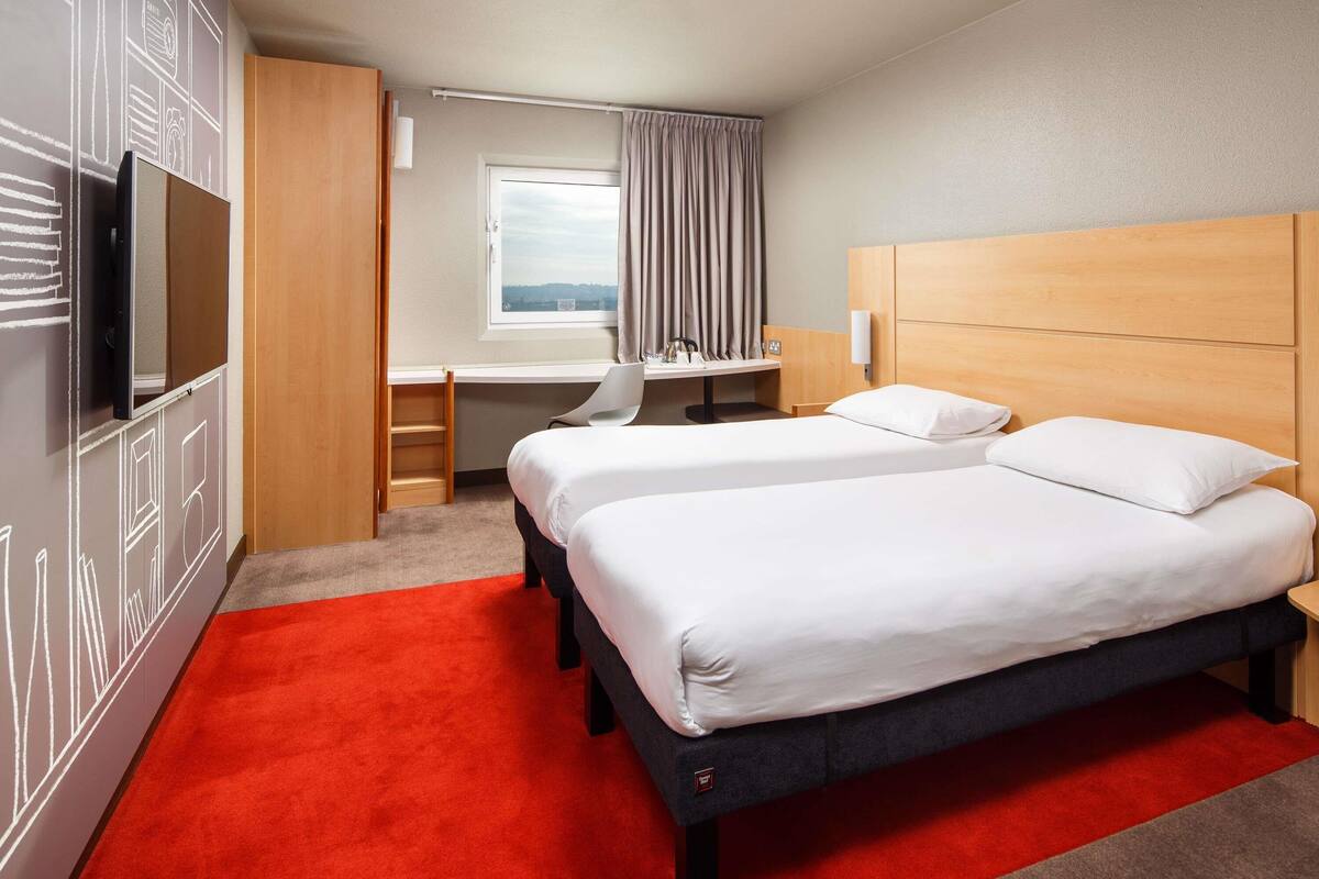 Ropa de cama hipoalergénica, escritorio y cortinas blackout