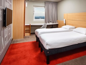 Hypo-allergenic bedding, desk, blackout curtains, iron/ironing board - ibis London Wembley (Wembley)