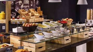 Petit déjeuner buffet (13.50 GBP par personne)