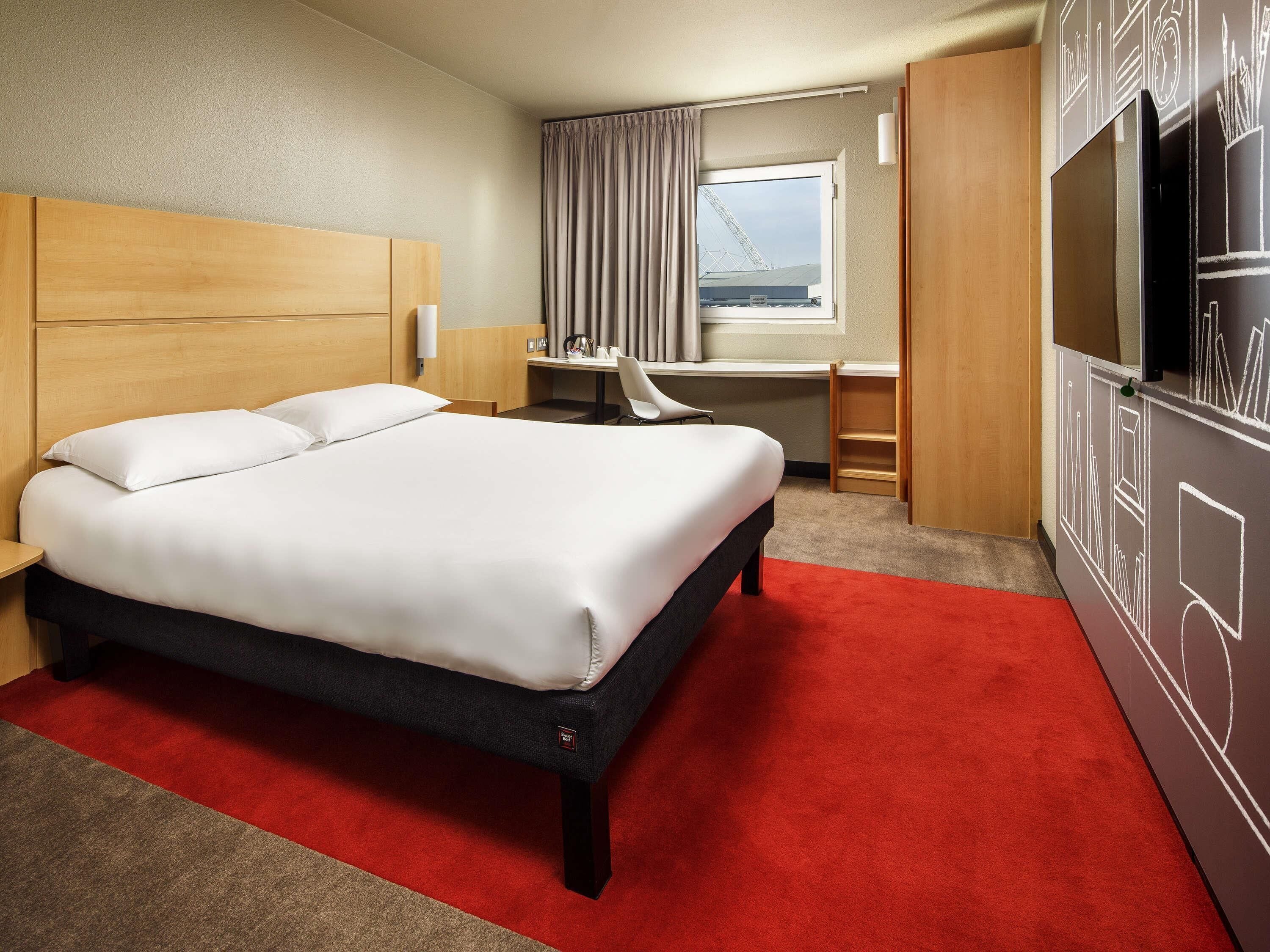 Double Room, 1 Double Bed | Hypo-allergenic bedding, desk, blackout drapes, iron/ironing board