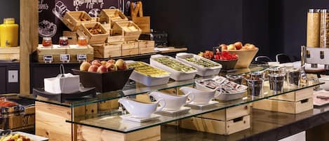 Se ofrece un desayuno bufé (13.50 GBP por persona)