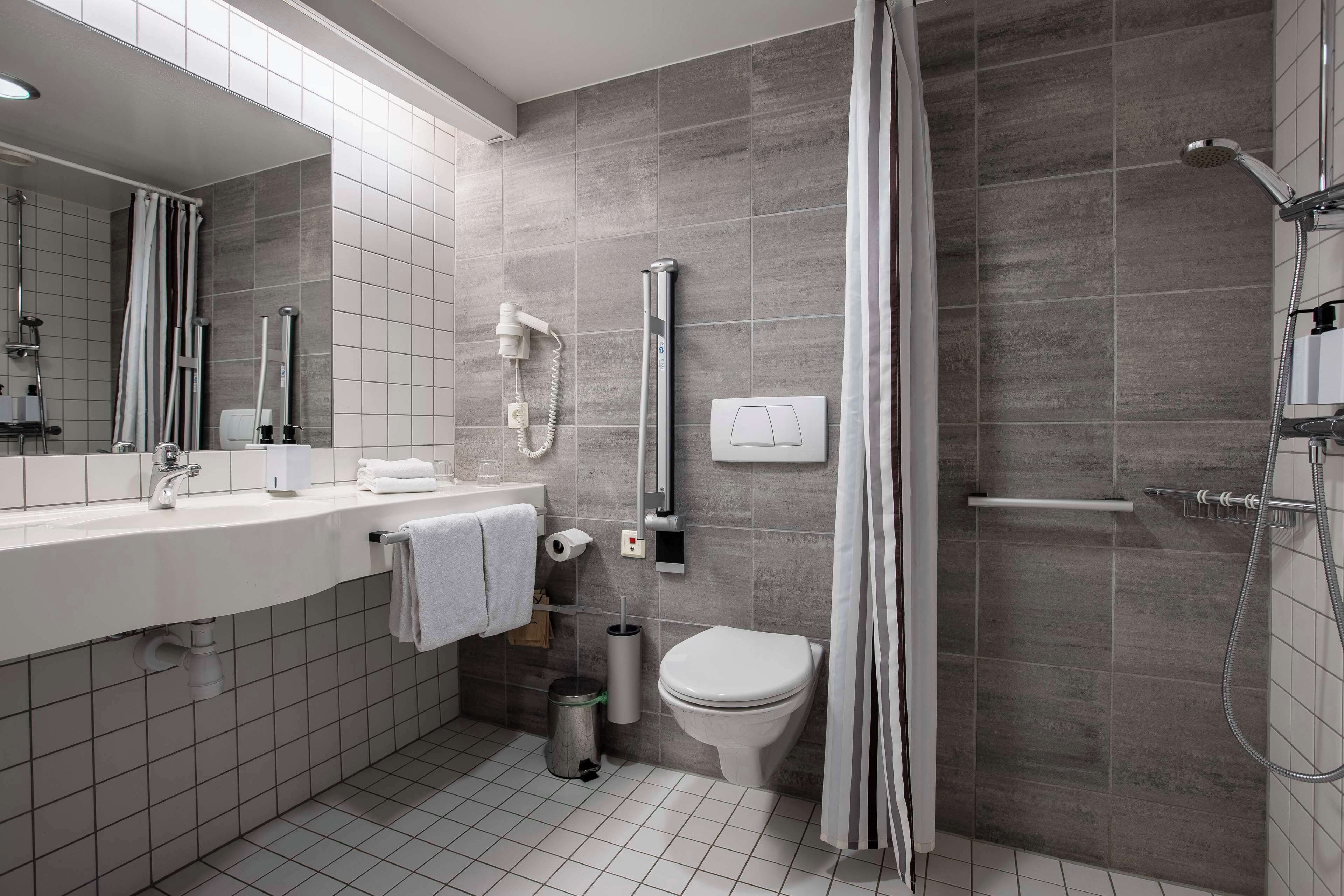standard twin room | bathroom | shower, free toiletries, hair dryer, towels