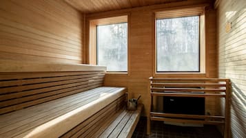 Un sauna en bois avec des bancs et une table de sauna, de grandes fenêtres et un sol carrelé.