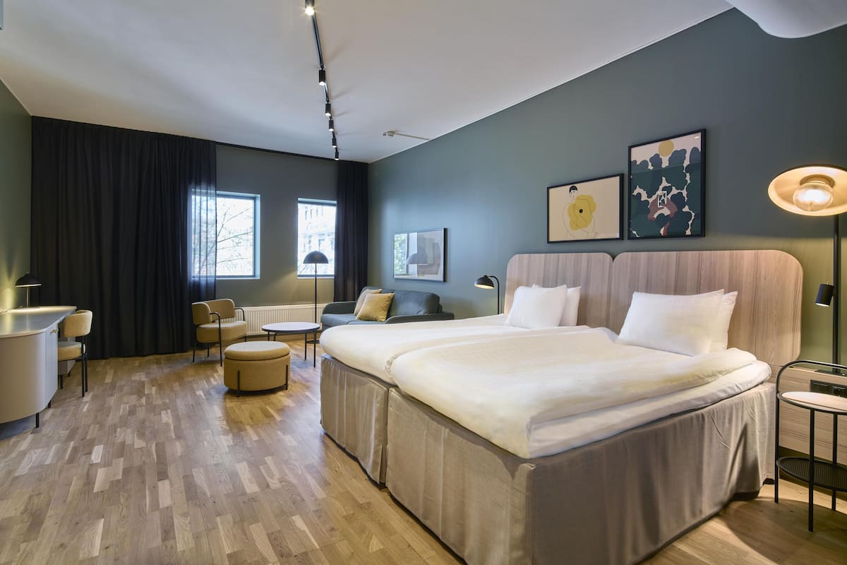 Familiekamer (Superior) | 1 slaapkamer, een kluis op de kamer, een bureau