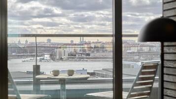 Junior suite | Een kluis op de kamer, een bureau, een strijkplank/strijkijzer