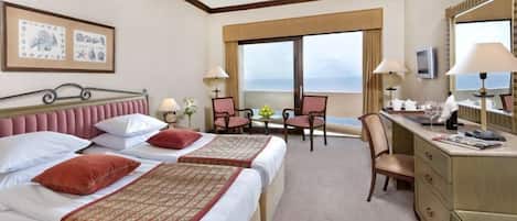 Hypo-allergenic bedding, minibar, in-room safe, desk