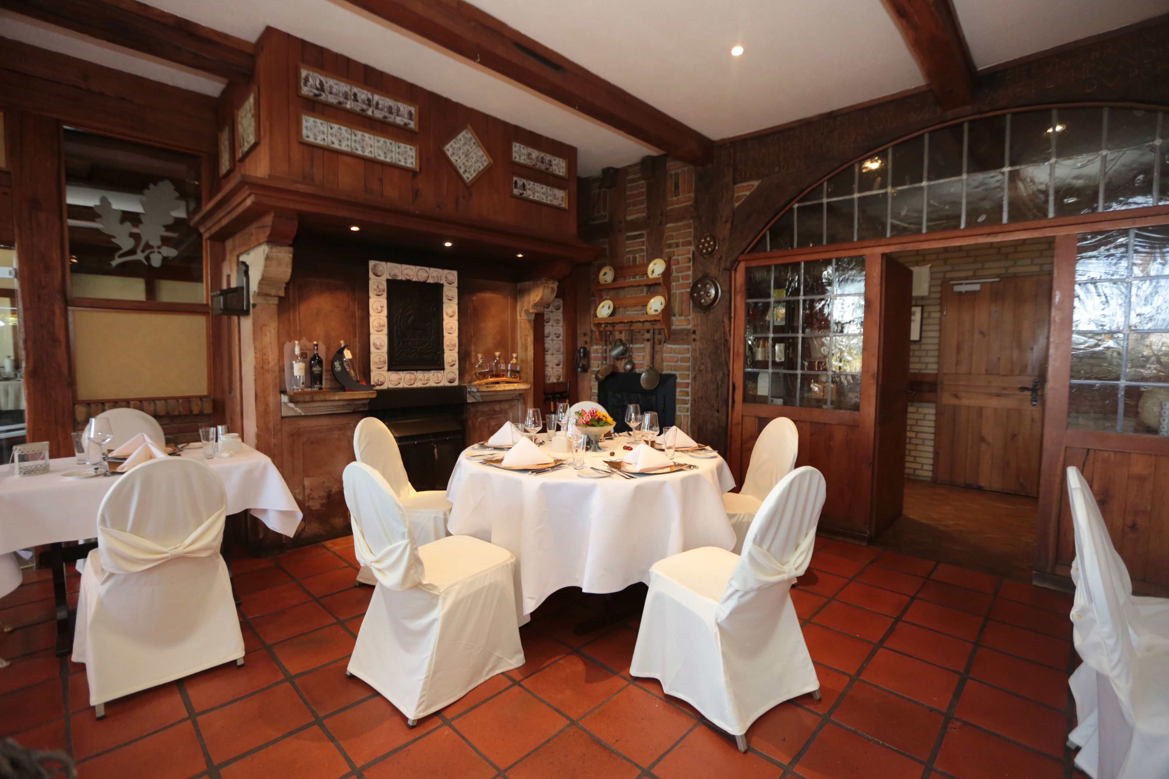 2 restaurants, dinner served, local and international cuisine