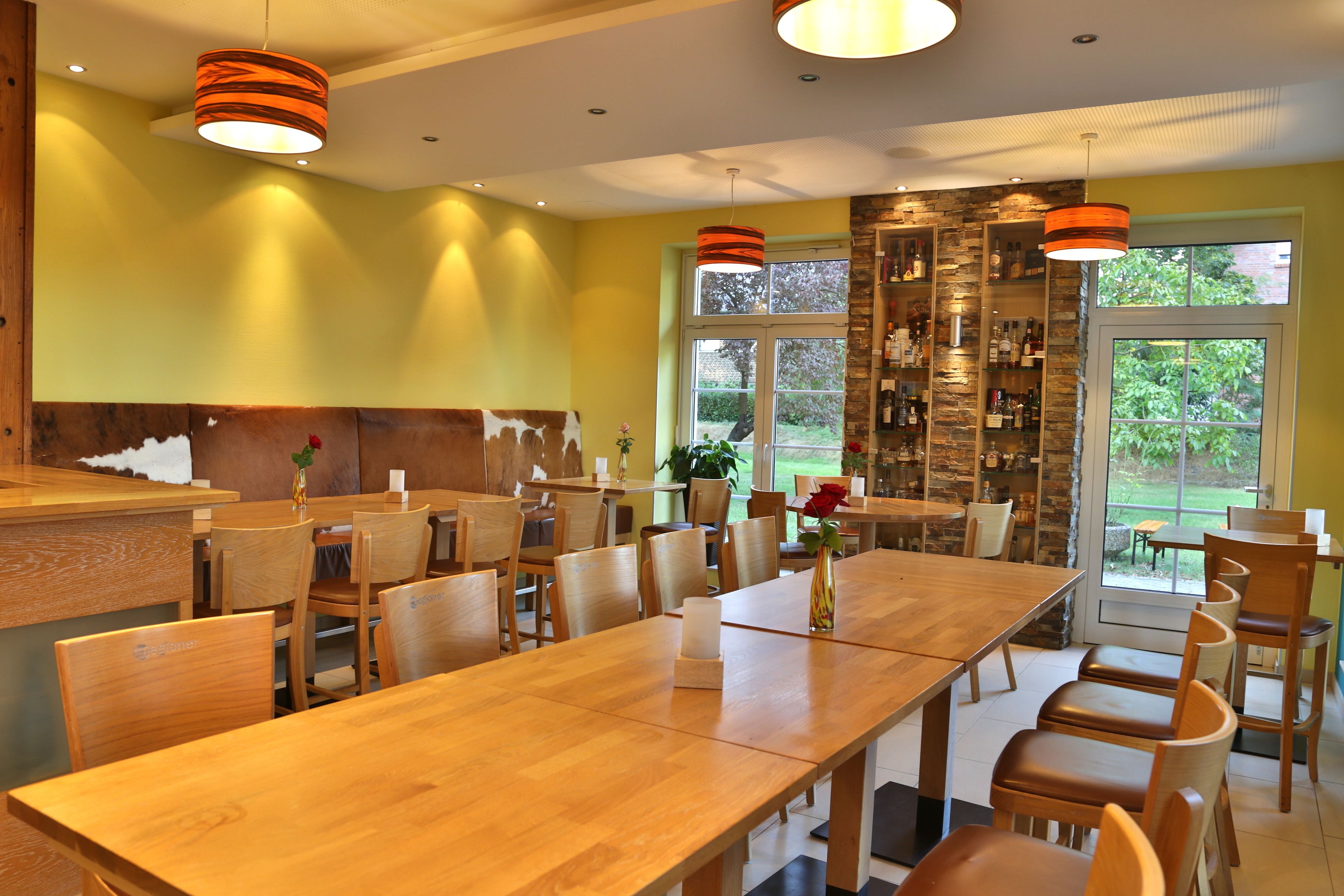 2 restaurants, dinner served, local and international cuisine