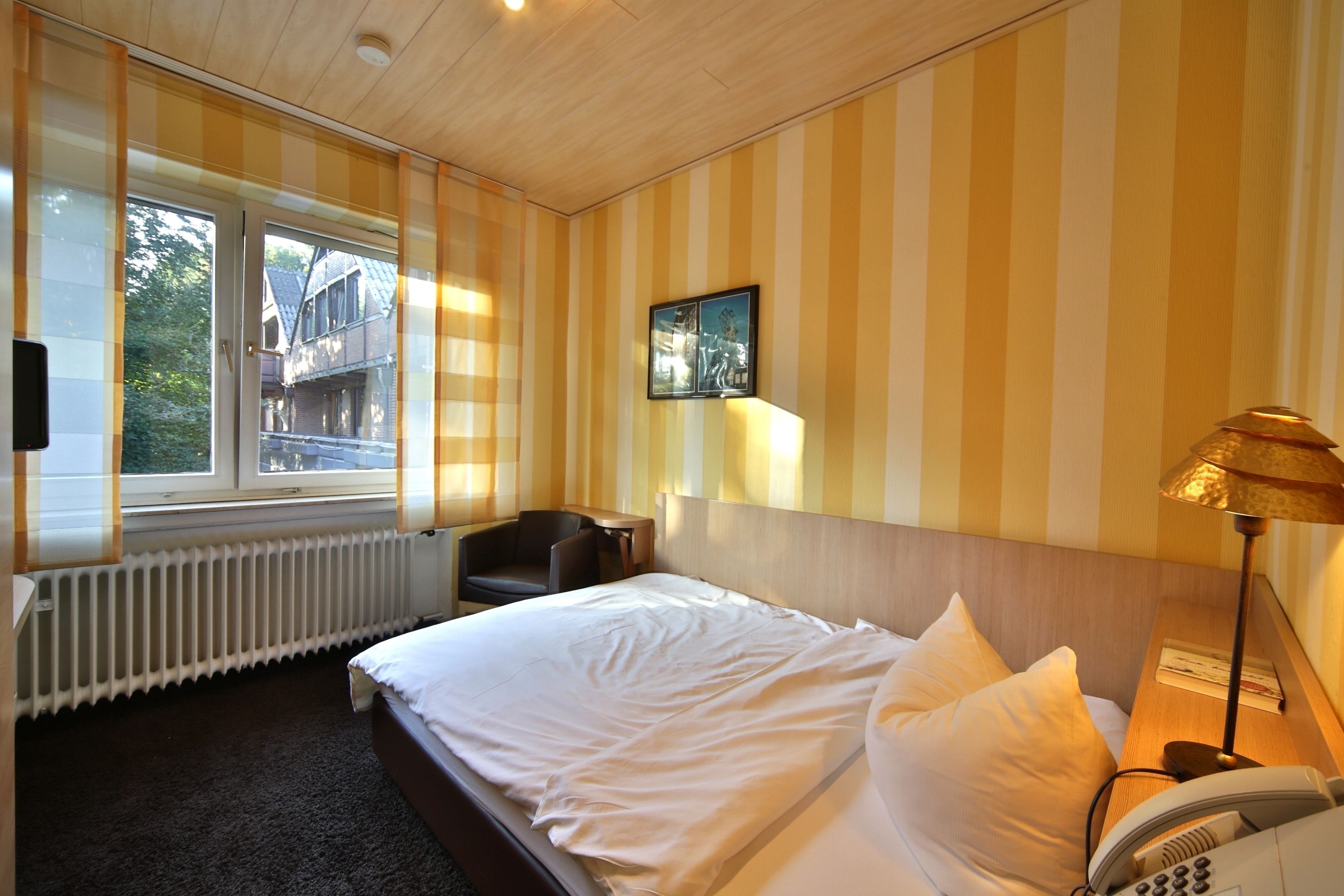 classic single room | individually decorated, desk, soundproofing, free wifi