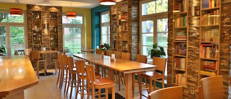 2 restaurants, dinner served, local and international cuisine