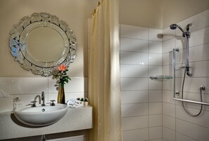 Habitación doble | Baño | Artículos de higiene personal gratuitos, secador de pelo y albornoces