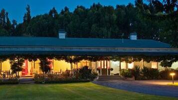 Majoituspaikan julkisivu illalla/yöllä