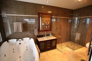 Suite Deluxe, 1 très grand lit, vue mer, vue mer | Salle de bain