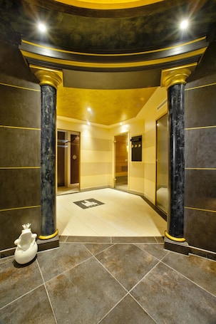 Un sauna, una bañera de hidromasaje, baño turco. Hotel Schlosskrone