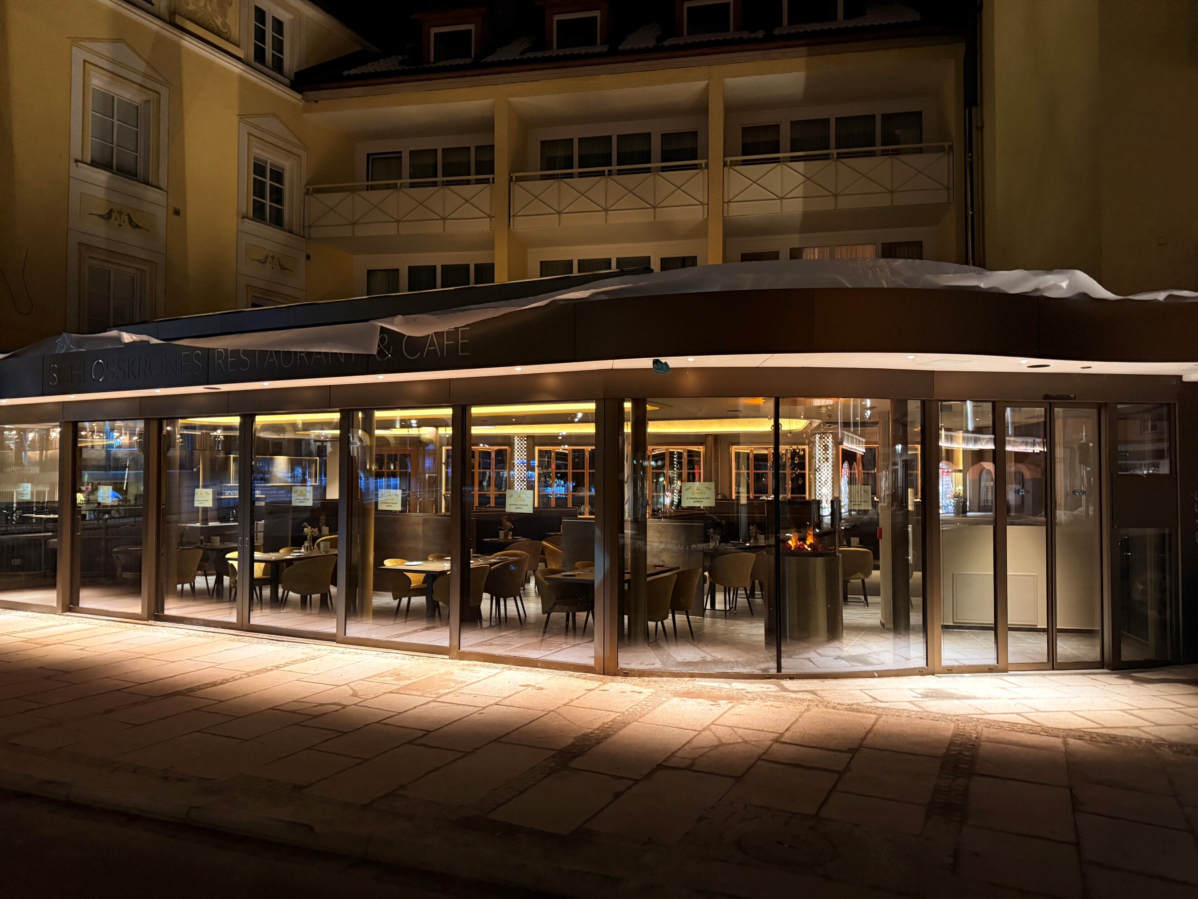 2 restaurants servant le petit déjeuner, le déjeuner et le dîner