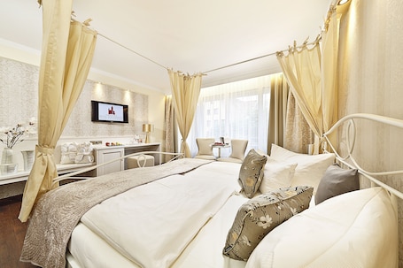 Ropa de cama hipoalergénica, colchones con pillow-top y minibar . Hotel Schlosskrone