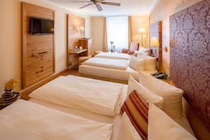 Chambre Quadruple Deluxe (Herrenchiemsee) | Literie hypoallergénique, surmatelas, minibar