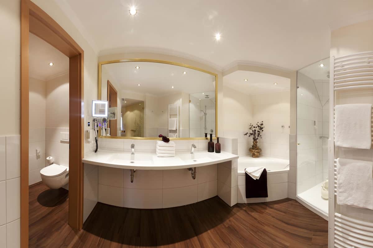 suite (royal) | bathroom | free toiletries, hair dryer, towels, soap