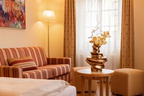 Deluxe Double Room „Residenz“ with Shower and Bathtub | Living area | 32-inch flat-screen TV with satellite channels, TV - Hotel Schlosskrone (Fuessen)