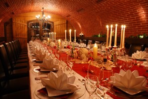 2 restaurants; breakfast, lunch, dinner and brunch served  - Hotel Schlosskrone (Fuessen)
