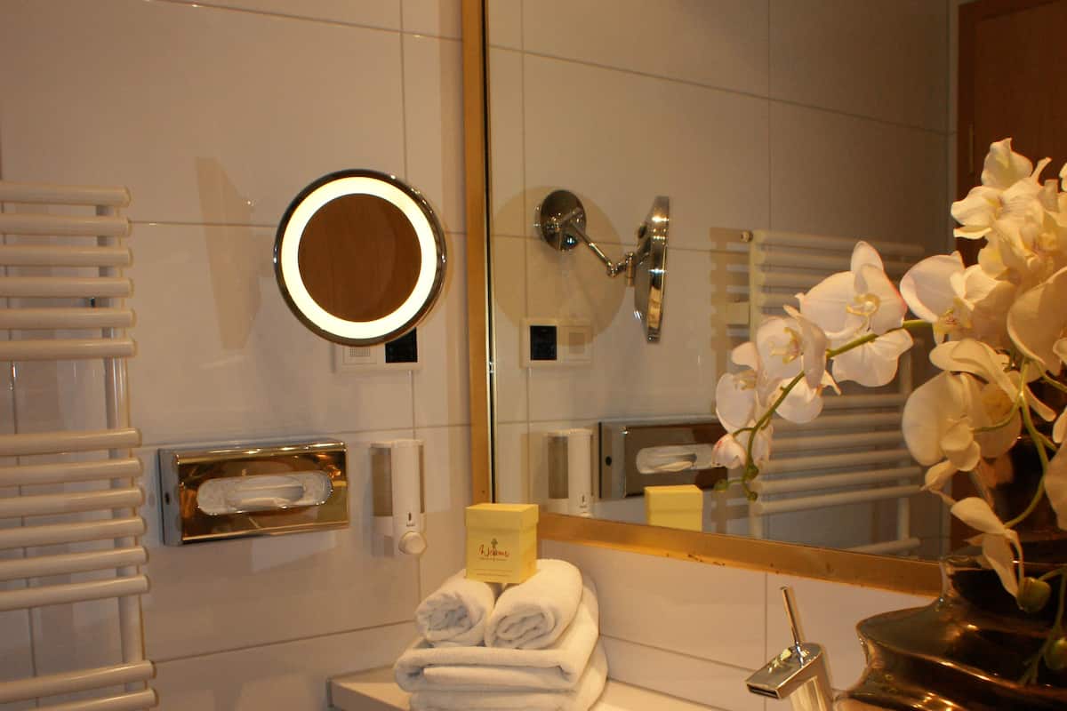 comfort double room, balcony, garden view (linderhof) | bathroom | free toiletries, hair dryer, towels, soap