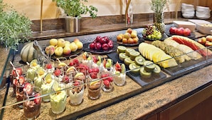 Een buffet met een verscheidenheid aan fruit, groenten en desserts.