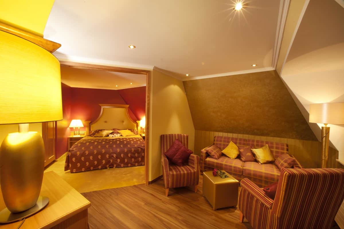 Suite (Royal) | Living area | 32-inch flat-screen TV with satellite channels, TV