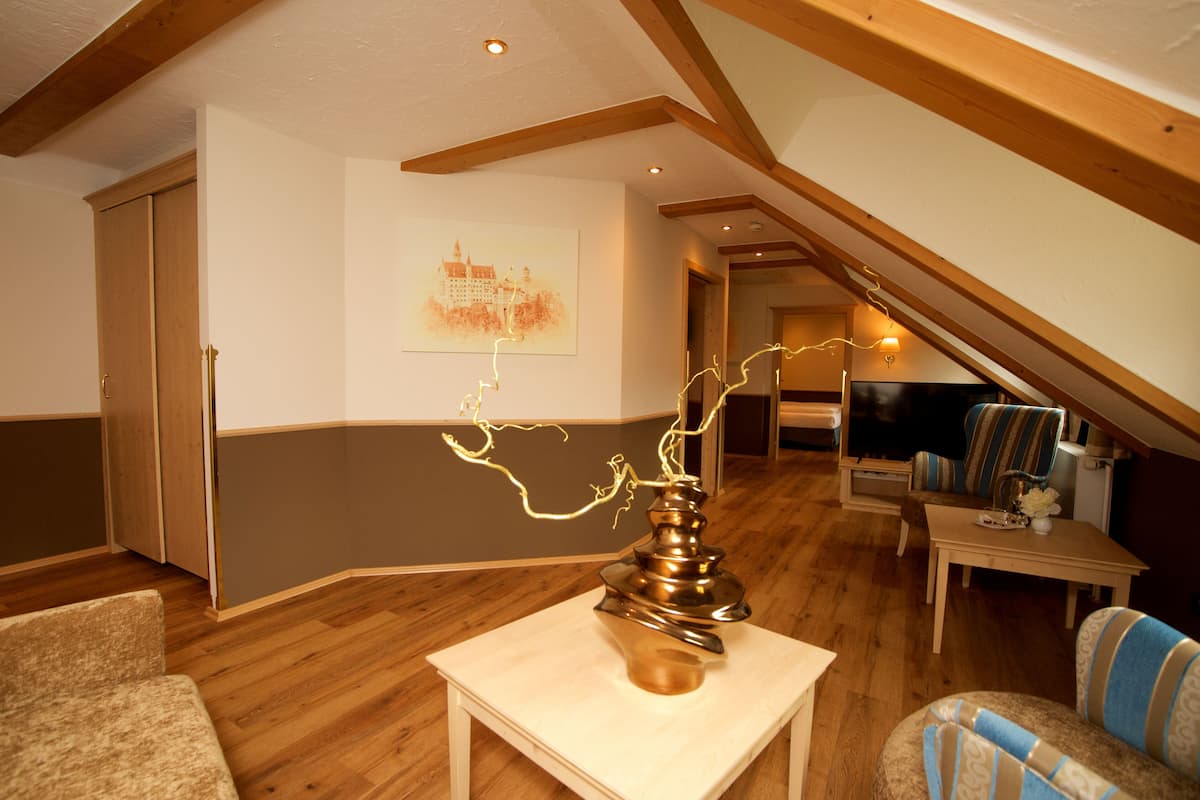 Suite (Bayern) | Living area | 32-inch flat-screen TV with satellite channels, TV