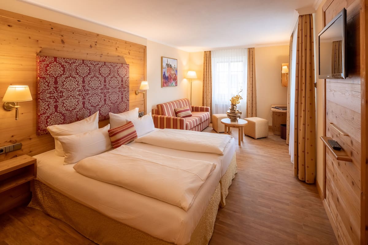 Deluxe Double Room „Residenz“ with Shower and Bathtub | 1 bedroom, hypo-allergenic bedding, pillowtop beds, minibar