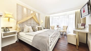 Comfort Double Room (Sissi) | Hypo-allergenic bedding, pillowtop beds, minibar, in-room safe