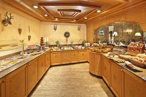 Tägliches großes Frühstück (14.5 EUR pro Person)