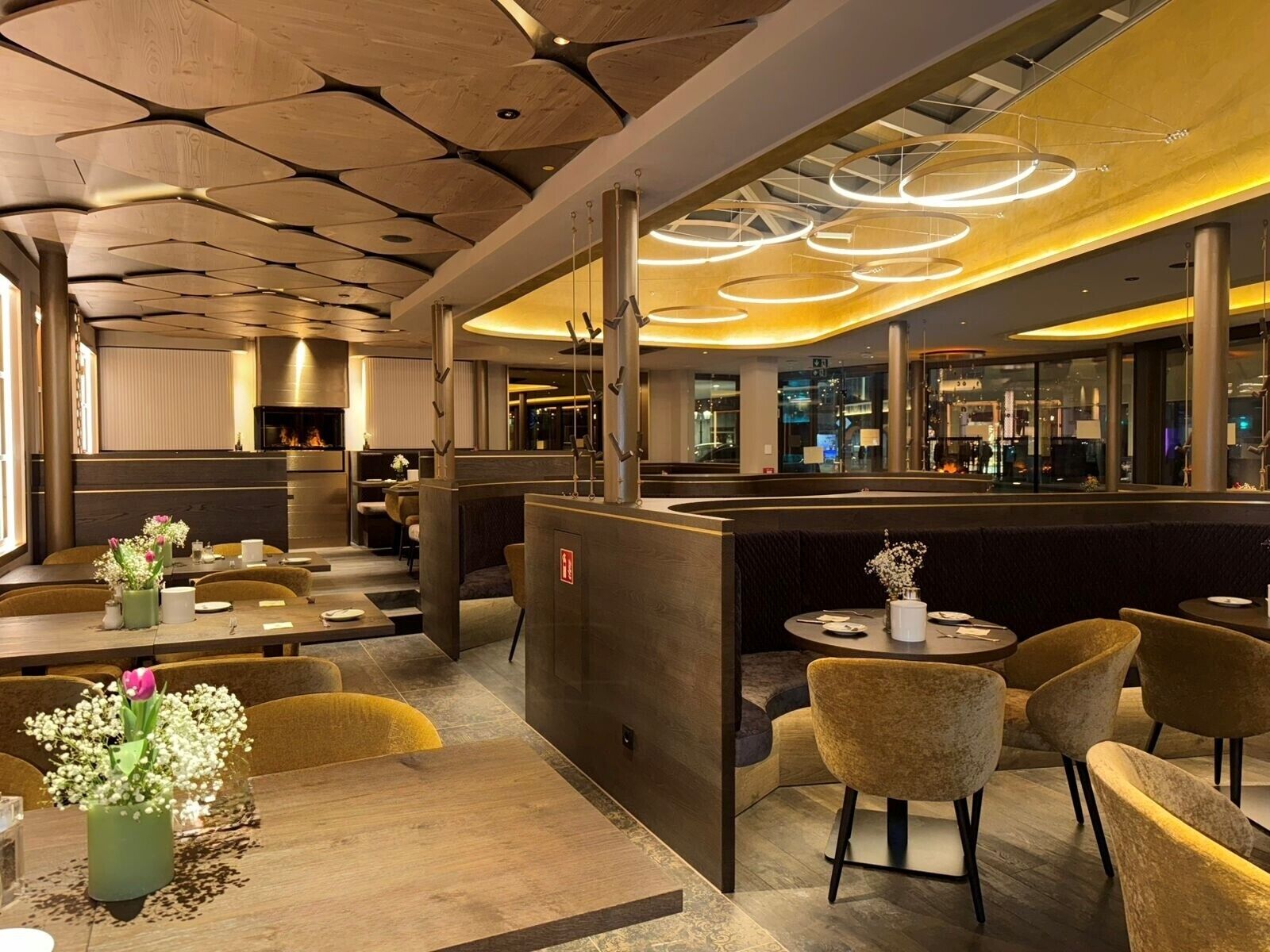 2 restaurantes; se sirven desayunos, comidas, cenas y brunch