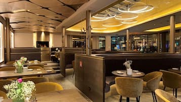 2 restaurantes; se sirven desayunos, comidas, cenas y brunch